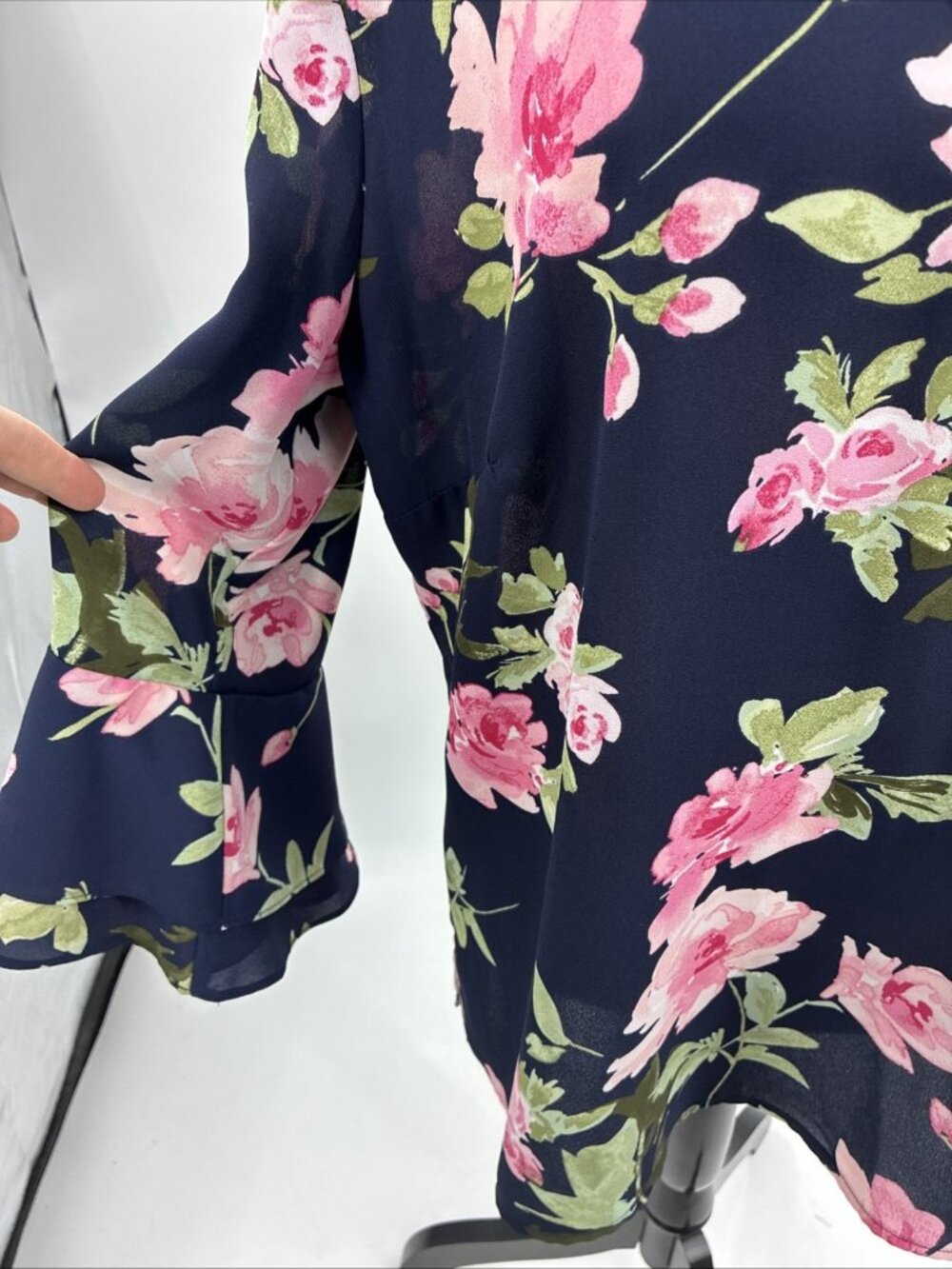 Soho New York & Company Womens Floral Blouse Navy Pink Keyhole Neck Size L - Picture 4 of 9